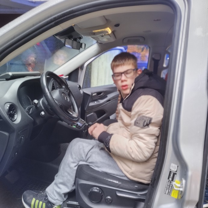 Schüler im Polizeiauto (vergrößerte Bildansicht wird geöffnet)