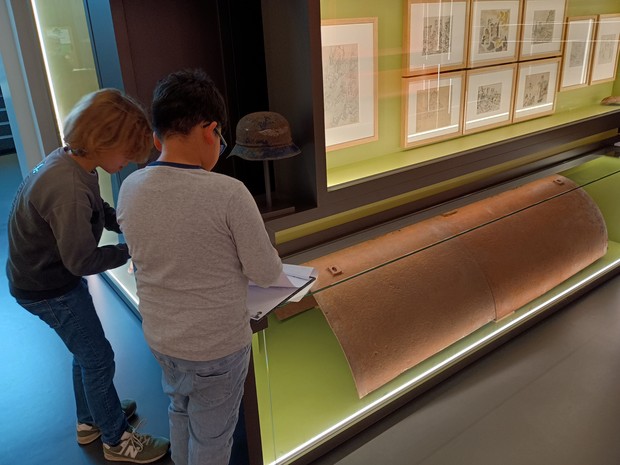 Schülerinnen und Schüler in Museum Schülerinnen und Schüler in Museum