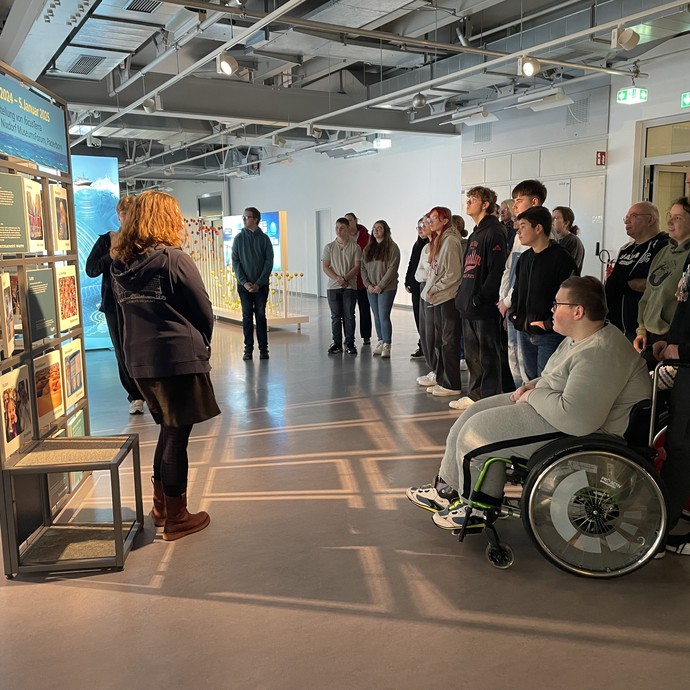 Schülerinnen und Schüler in der Ausstellung (vergrößerte Bildansicht wird geöffnet)