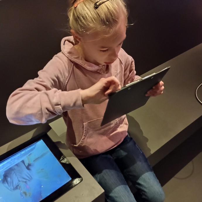 Schülerin im Stadtmuseum Schülerin im Stadtmuseum (vergrößerte Bildansicht wird geöffnet)