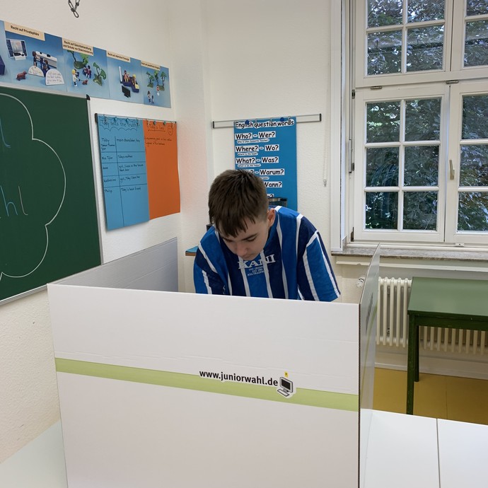 Schüler bei der Wahl (vergrößerte Bildansicht wird geöffnet)