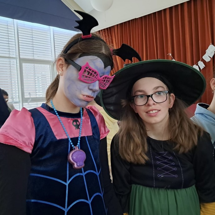 Verkleidete Schüler (vergrößerte Bildansicht wird geöffnet)