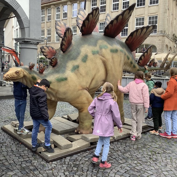 Schülerinnen und Schüler mit Dino