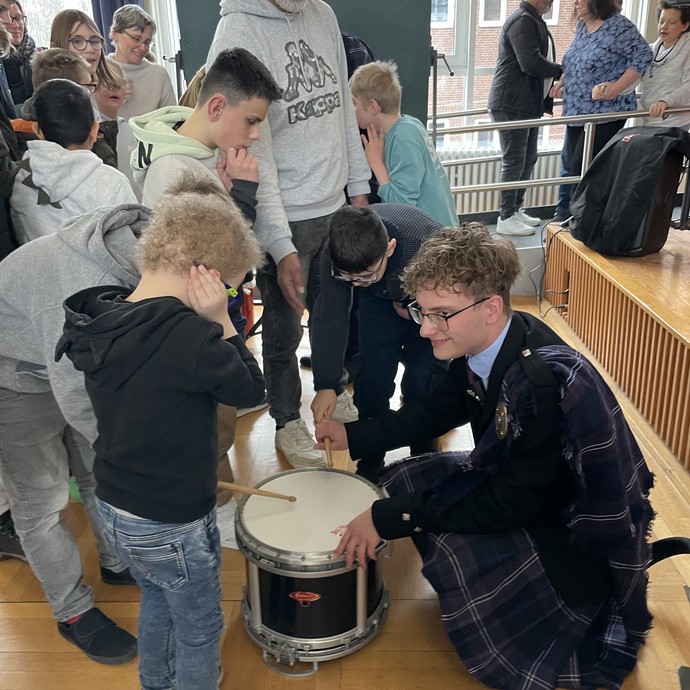 Schülerinnen und Schüler mit dem schottischen Besuch (vergrößerte Bildansicht wird geöffnet)