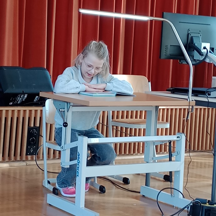Schülerin beim Lesen (vergrößerte Bildansicht wird geöffnet)