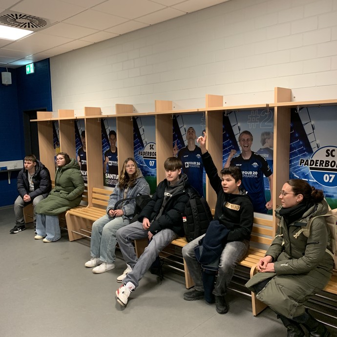 Schüler im Stadion (vergrößerte Bildansicht wird geöffnet)