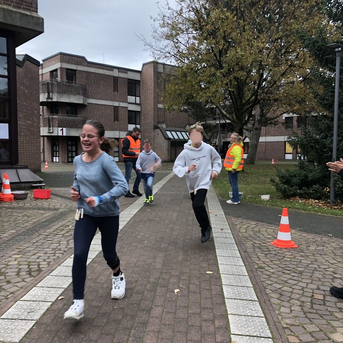 Schüler beim Sponsorenlauf (vergrößerte Bildansicht wird geöffnet)