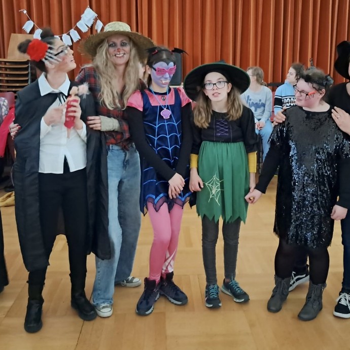 Verkleide Schülerinnen und Schüler (vergrößerte Bildansicht wird geöffnet)