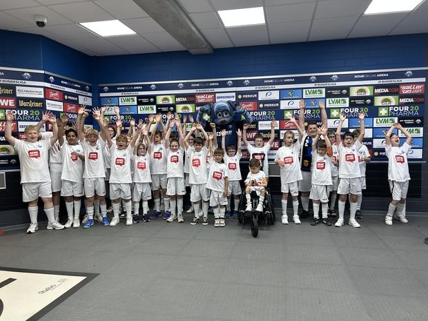 Einlaufkids zusammen mit dem Maskottchen Holli Einlaufkids zusammen mit dem Maskottchen Holli
