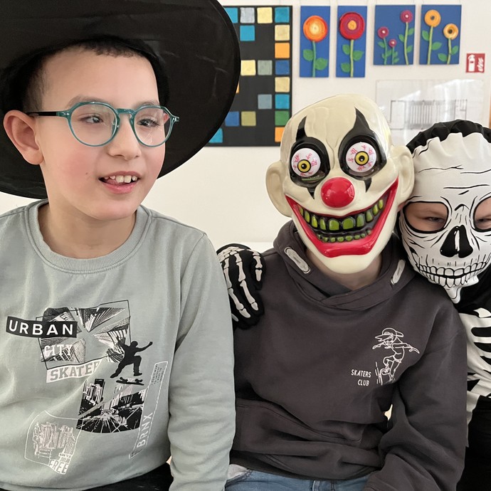 Verkleidete Schüler (vergrößerte Bildansicht wird geöffnet)