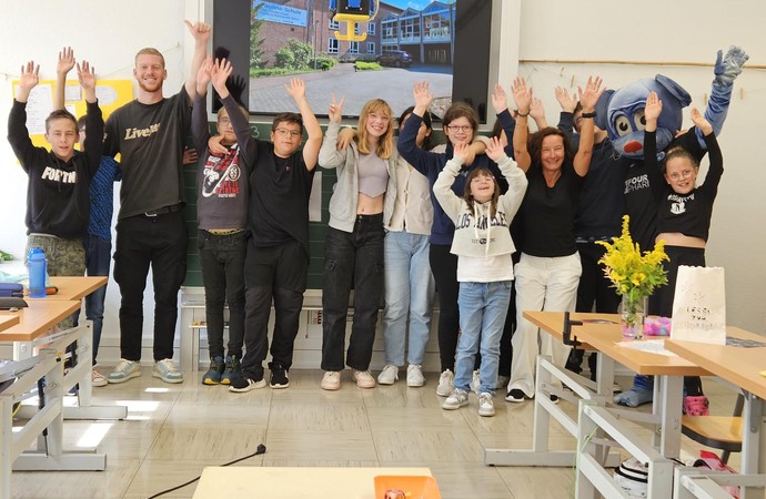 Schülerinnen und Schüler bekommen Besuch von dem SC Paderborn Spieler Kai Klefisch