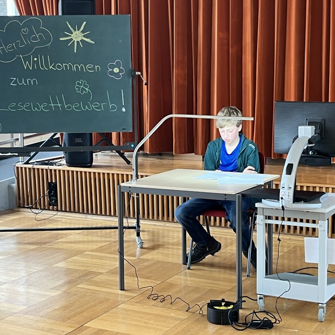 Schüler beim Lesen (vergrößerte Bildansicht wird geöffnet)