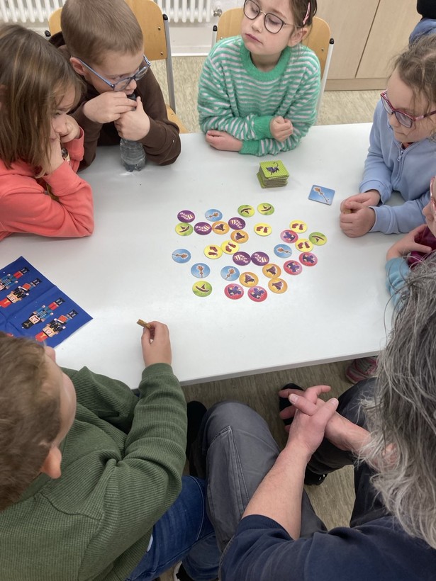 Schülerinnen und Schüler beim Spielen