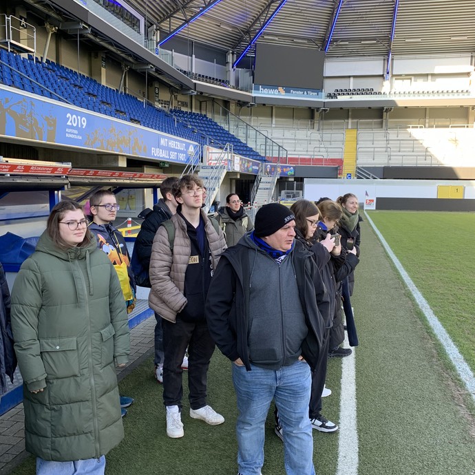 Schüler im Stadion (vergrößerte Bildansicht wird geöffnet)