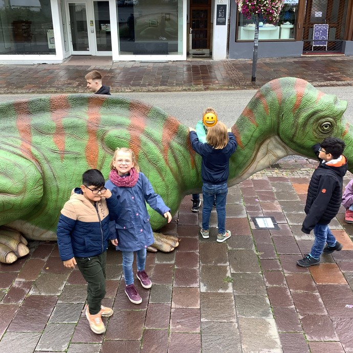 Schüler mit Dinosaurier (vergrößerte Bildansicht wird geöffnet)