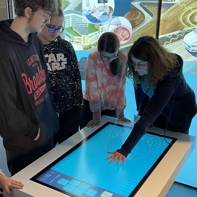 Schülerinnen und Schüler in der Ausstellung (vergrößerte Bildansicht wird geöffnet)