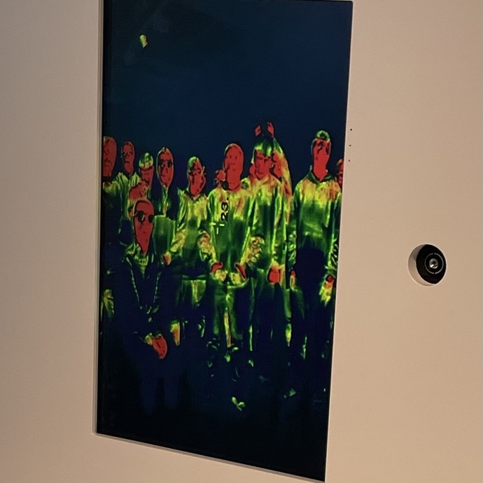 Schülerinnen und Schüler in der Ausstellung (vergrößerte Bildansicht wird geöffnet)