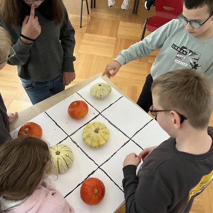 Kürbis-Tic-Tac-Toe (vergrößerte Bildansicht wird geöffnet)