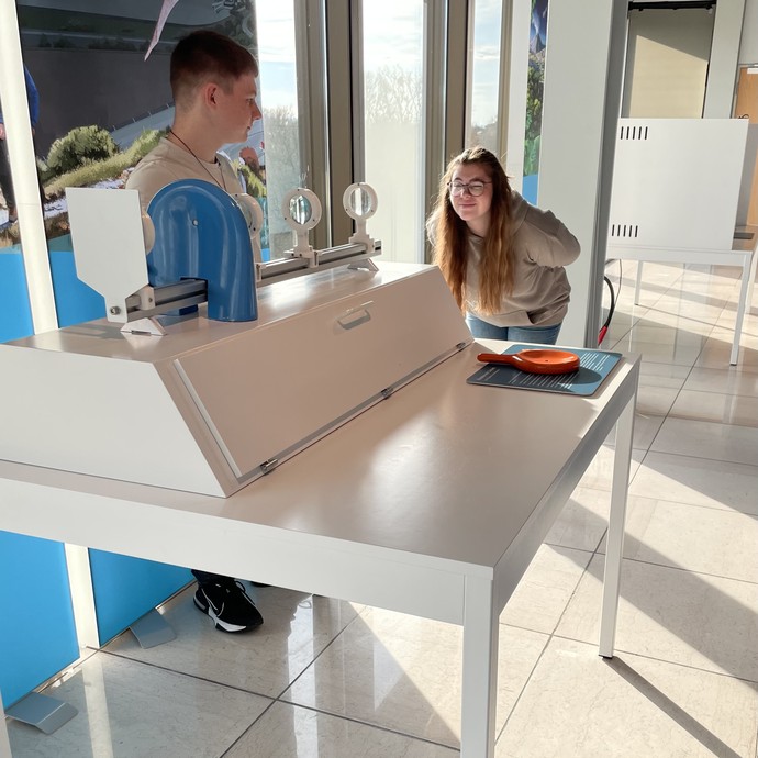 Schülerinnen und Schüler in der Ausstellung (vergrößerte Bildansicht wird geöffnet)