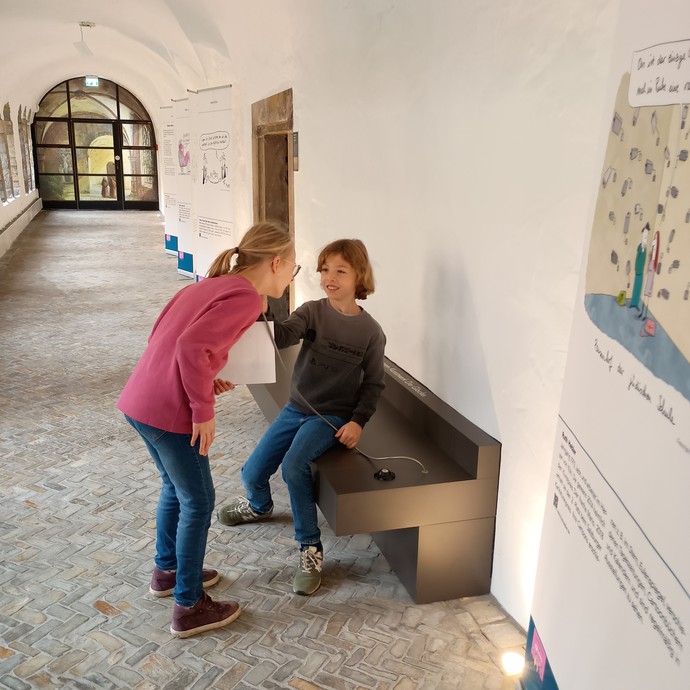 Schülerinnen und Schüler im Stadtmuseum Schülerinnen und Schüler im Stadtmuseum (vergrößerte Bildansicht wird geöffnet)