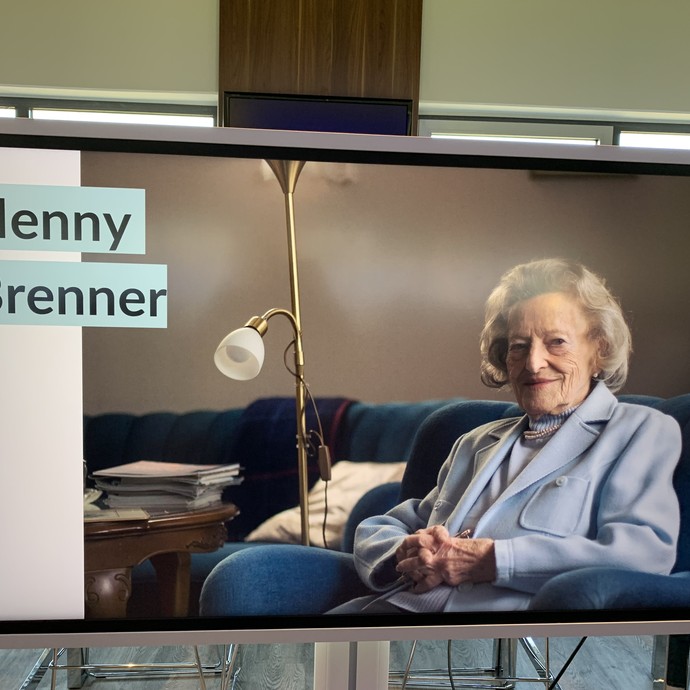 Plakat (vergrößerte Bildansicht wird geöffnet)