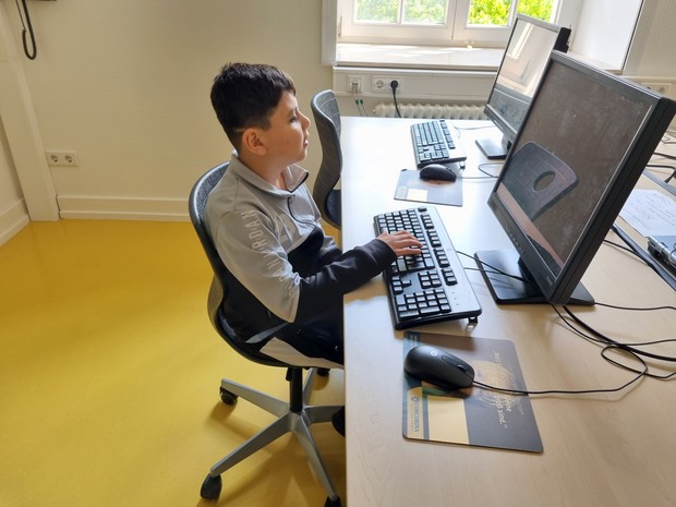 Schüler arbeitet am Computer