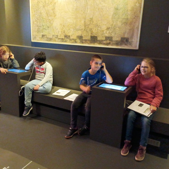 Schülerinnen und Schüler im Stadtmuseum Schülerinnen und Schüler im Stadtmuseum (vergrößerte Bildansicht wird geöffnet)