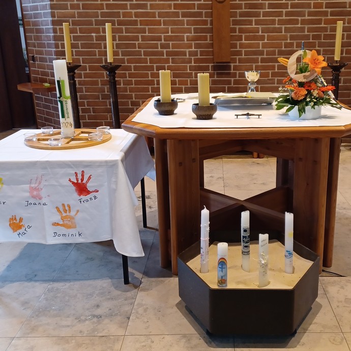 Geschmückter Altar (vergrößerte Bildansicht wird geöffnet)