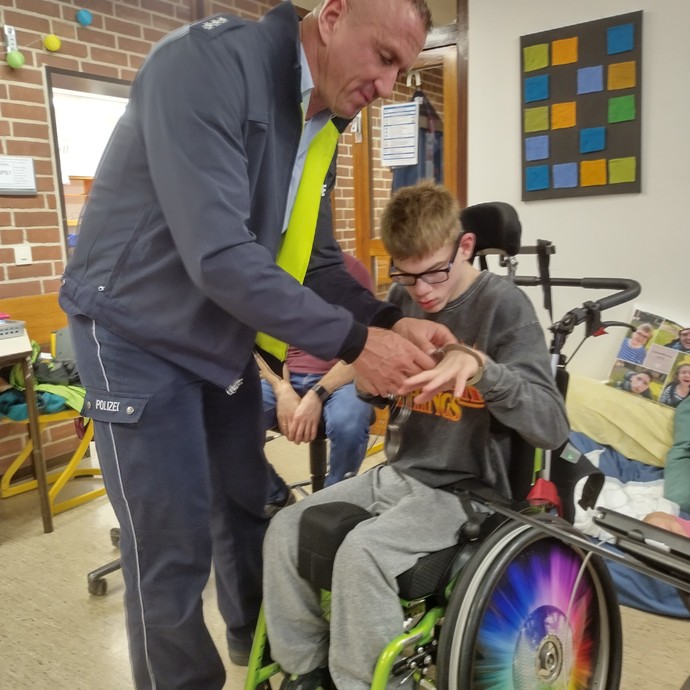 Schüler mit Handschellen (vergrößerte Bildansicht wird geöffnet)