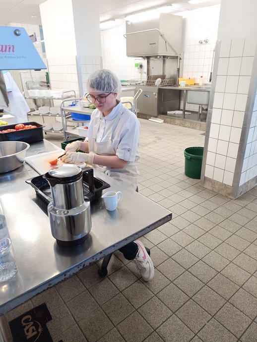 Schüler in Bauarbeiteranzug (vergrößerte Bildansicht wird geöffnet)