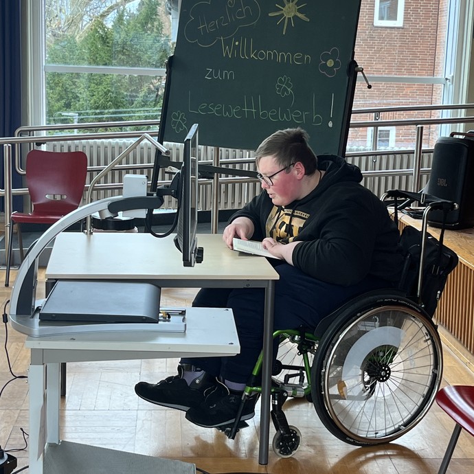 Schüler beim Lesen (vergrößerte Bildansicht wird geöffnet)