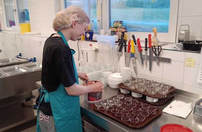 Schülerin bei einem Praktikum in  der Küche