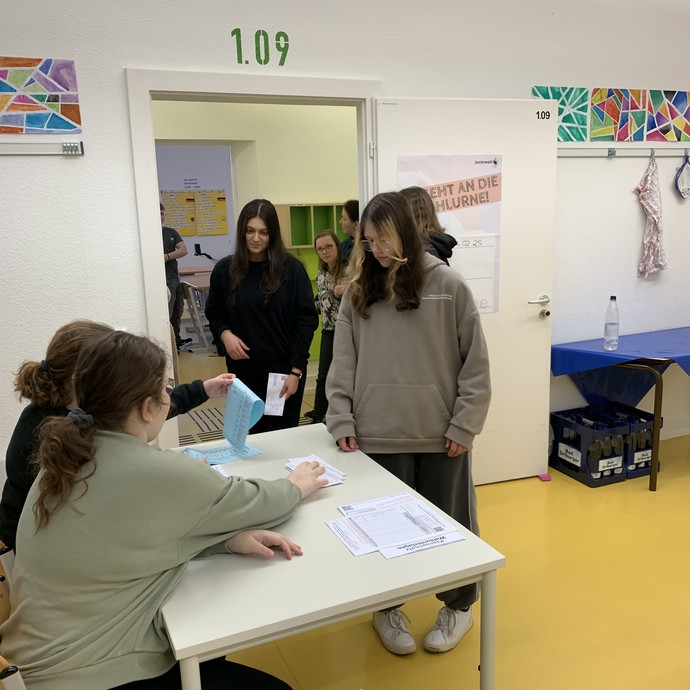 Schülerinnen und Schüler kommen zur Wahl (vergrößerte Bildansicht wird geöffnet)