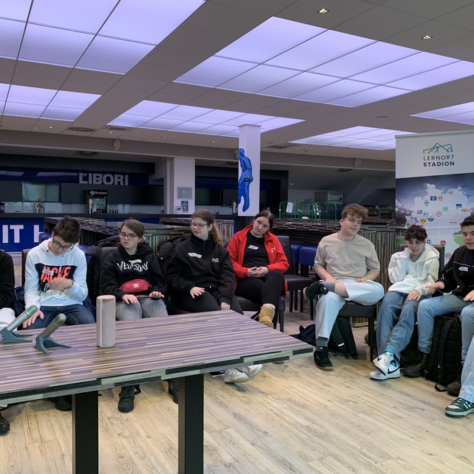 Schülerinnen und Schüler beim Zweitzeugen-Workshop (vergrößerte Bildansicht wird geöffnet)