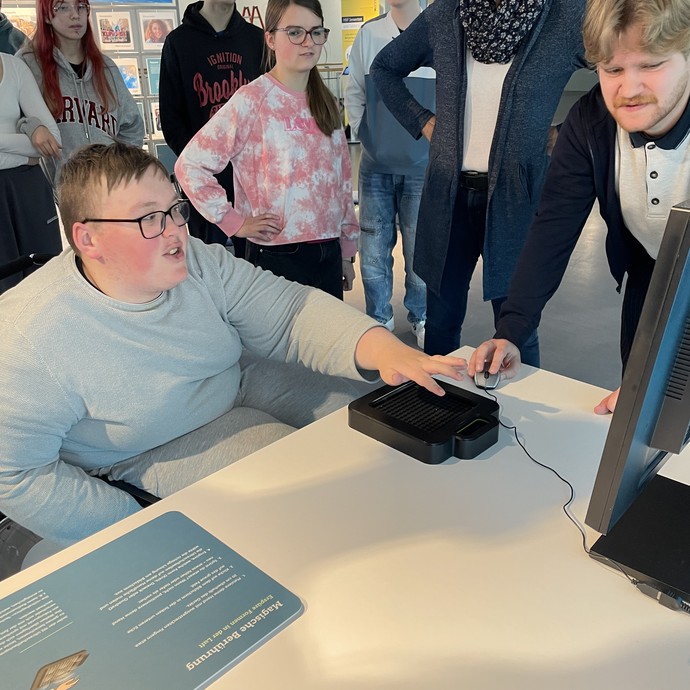 Schülerinnen und Schüler in der Ausstellung (vergrößerte Bildansicht wird geöffnet)