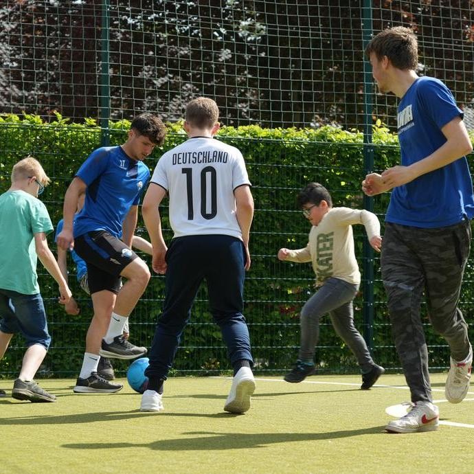 Fußballspiel Schüler gegen Profis (vergrößerte Bildansicht wird geöffnet)