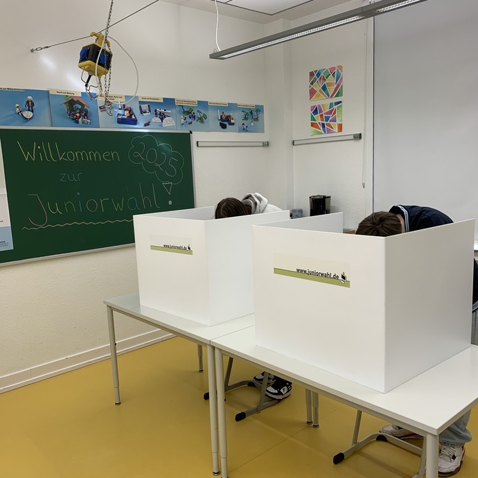 Wahlkabinen (vergrößerte Bildansicht wird geöffnet)