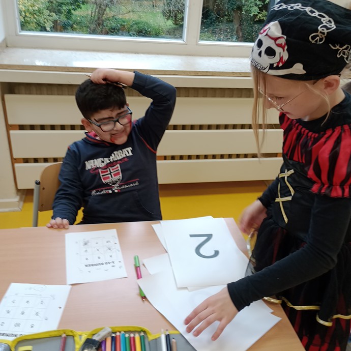 Verkleideter Schüler (vergrößerte Bildansicht wird geöffnet)