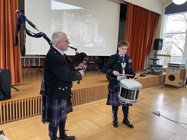 Schülerinnen und Schüler testen die Drums aus. Schülerinnen und Schüler testen die Drums aus.
