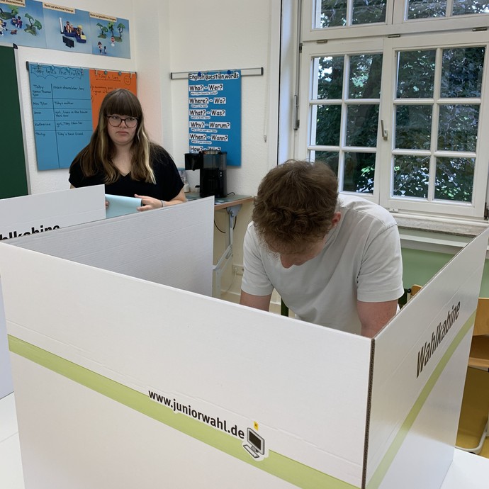 Schüler bei der Wahl (vergrößerte Bildansicht wird geöffnet)