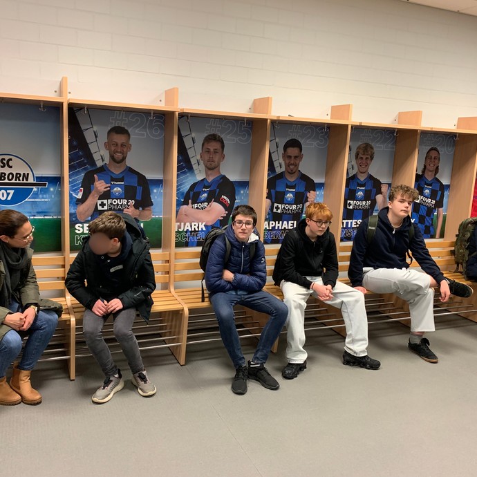 Schülerinnen und Schüler beim Zweitzeugen-Workshop (vergrößerte Bildansicht wird geöffnet)