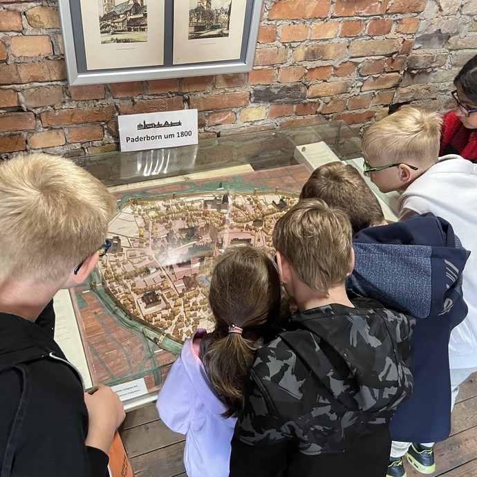 Schülerinnen und Schüler in der Mühle (vergrößerte Bildansicht wird geöffnet)