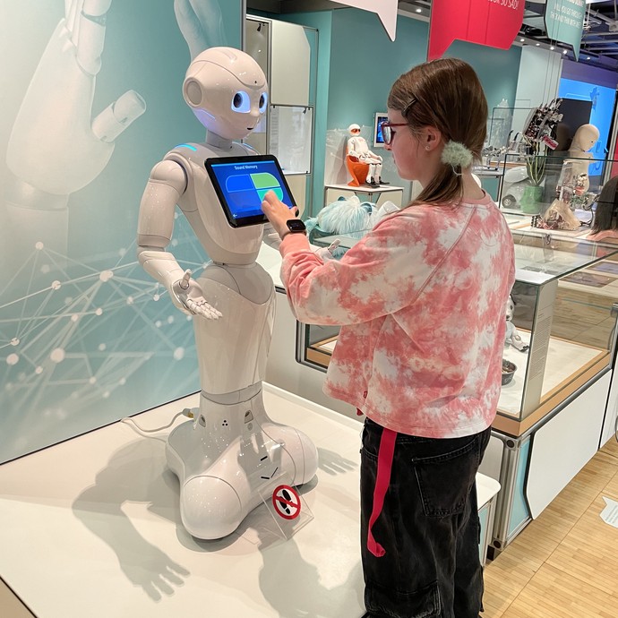 Schülerinnen und Schüler in der Ausstellung (vergrößerte Bildansicht wird geöffnet)