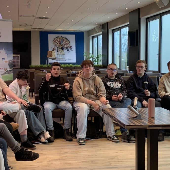 Schülerinnen und Schüler beim Zweitzeugen-Workshop (vergrößerte Bildansicht wird geöffnet)