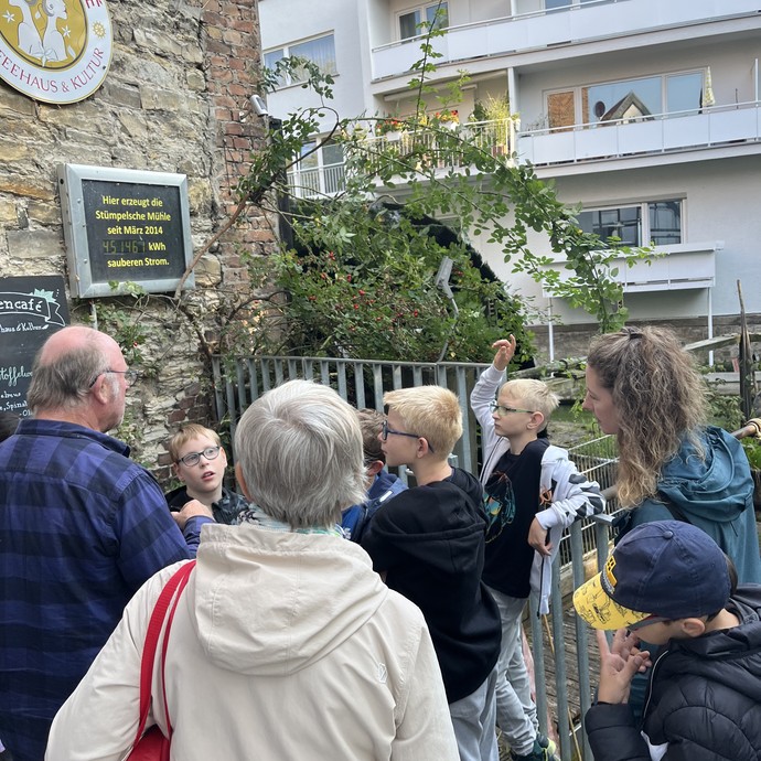 Schülerinnen und Schüler vor der Mühle (vergrößerte Bildansicht wird geöffnet)