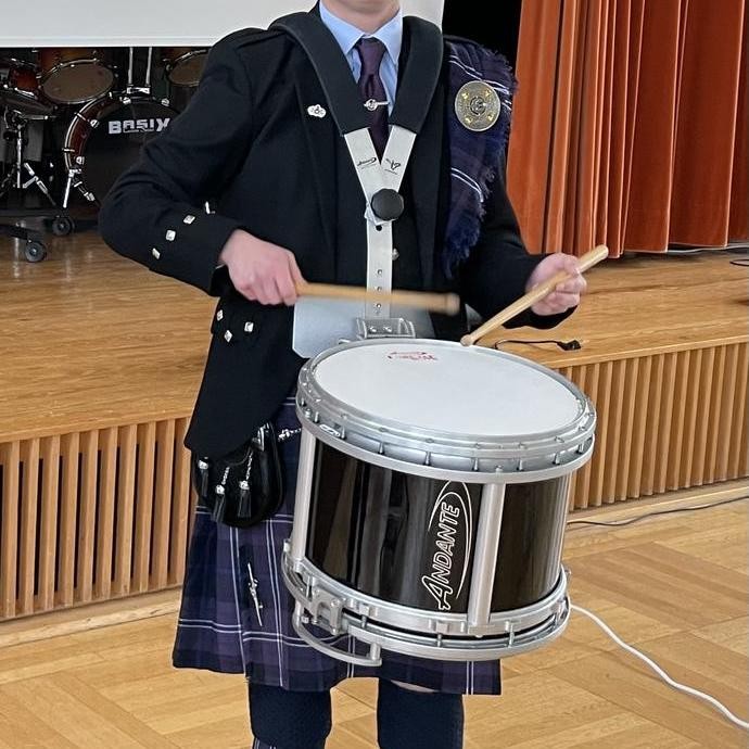 Niels mit Drums (vergrößerte Bildansicht wird geöffnet)