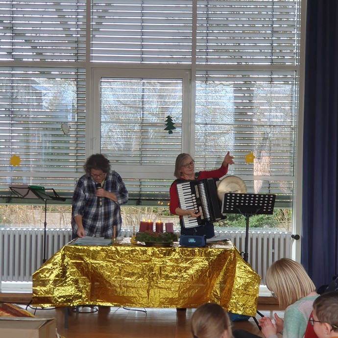 Singen (vergrößerte Bildansicht wird geöffnet)