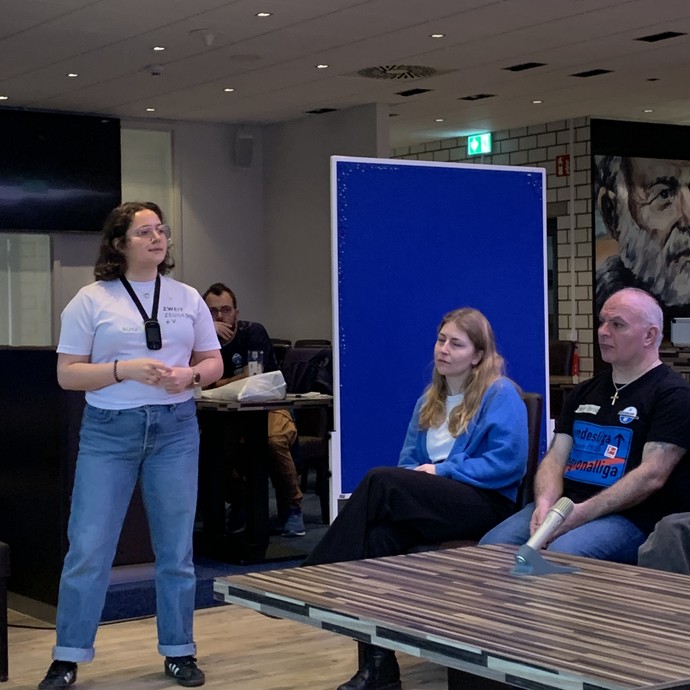 Schülerinnen und Schüler beim Zweitzeugen-Workshop (vergrößerte Bildansicht wird geöffnet)