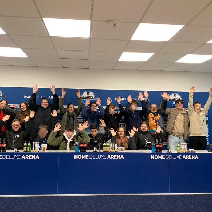 Schülerinnen und Schüler beim Zweitzeugen-Workshop (vergrößerte Bildansicht wird geöffnet)