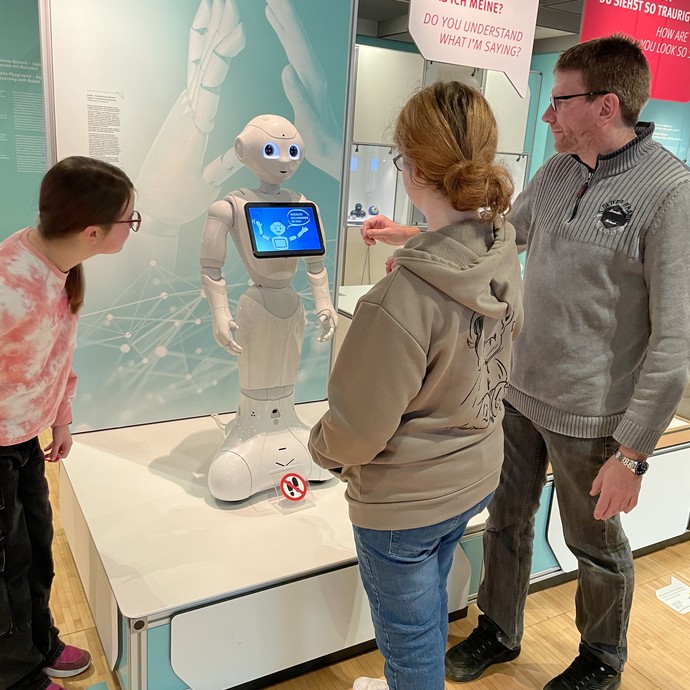 Schülerinnen und Schüler in der Ausstellung (vergrößerte Bildansicht wird geöffnet)